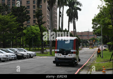 (170710)--TAIPEI, 10. Juli 2017 (Xinhua)--Foto aufgenommen am 10. Juli 2017 zeigt unbemannten Fahrzeug EZ10 während eines Tests laufen in Taipei, Taiwan Südost-China. EZ10, der erste unbemannte Bus in Taiwan, können bis zu 12 Passagiere und Feeder-Service innerhalb von 0,5 bis fünf Kilometer. (Xinhua/Zhou Mi) (Wjq) Stockfoto