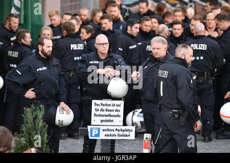 Polizisten bei der "Welcome to Hell" Demonstration gegen den G20-Gipfel in Hamburg, Deutschland, 6. Juli 2017. Foto: Boris Roessler/dpa Stockfoto