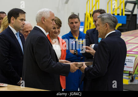 Auf diesem Foto, veröffentlicht von der National Aeronautics and Space Administration (NASA) Vereinigte Staaten Vizepräsident Mike Pence, links, schaut auf eine Komponente des Orions Hitzeschild bei einem Besuch in den Betrieb und die Kasse Gebäude am Kennedy Space Center (KSC) auf Donnerstag, 6. Juli 2017 in Cape Canaveral, Florida. Blick auf von links ist US-Senator Marco Rubio (Republikanische von Florida). Obligatorische Credit: Aubrey Gemignani/NASA über CNP /MediaPunch Stockfoto