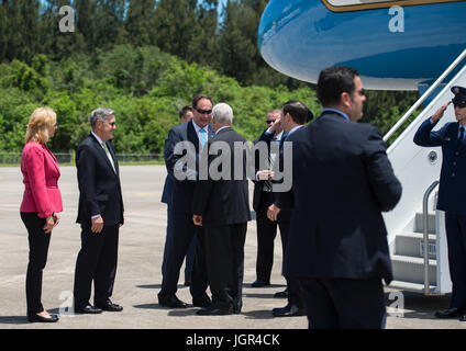 Auf diesem Foto, veröffentlicht von der National Aeronautics and Space Administration (NASA) grüßt Vereinigte Staaten Vizepräsident Mike Pence handeln NASA-Administrator Robert Lightfoot nach der Ankunft am Shuttle Landing Facility (SLF), hervorheben Innovationen made in Amerika und eine Tour durch einige der öffentlich-privaten Partnerschaft arbeiten, die dazu beiträgt, Kennedy Space Center (KSC) am Donnerstag in einen Multi-User-Raumhafen zu verwandeln , 6. Juli 2017 in Cape Canaveral, Florida. Obligatorische Credit: Aubrey Gemignani/NASA über CNP /MediaPunch Stockfoto