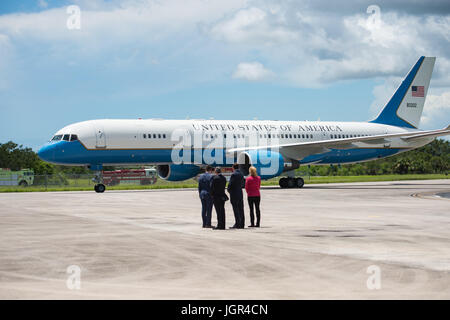 Auf diesem Foto, veröffentlicht von der National Aeronautics and Space Administration (NASA) kommt US-Vize-Präsident Mike Pence in Air Force Two als NASA-Führung auf, bei Shuttle Landing Facility (SLF schaut), hervorheben Innovationen made in Amerika und eine Tour durch einige der öffentlich-privaten Partnerschaft arbeiten, die dazu beiträgt, Kennedy Space Center (KSC) am Donnerstag in einen Multi-User-Raumhafen zu verwandeln , 6. Juli 2017 in Cape Canaveral, Florida. Obligatorische Credit: Aubrey Gemignani/NASA über CNP /MediaPunch Stockfoto