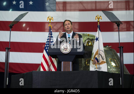 Auf diesem Foto, veröffentlicht von der National Aeronautics and Space Administration (NASA) NASA Direktor, Robert Lightfoot, begrüßt die Gäste und führt Vizepräsident Mike Pence, Donnerstag, 6. Juli 2017, im Vehicle Assembly Building am NASA Kennedy Space Center (KSC) in Cape Canaveral, Florida. Vice President Mike Pence soll auch sprechen bei der Veranstaltung um Innovationen made in Amerika zu markieren und eine Tour durch einige der öffentlich-privaten Partnerschaft arbeiten, die dazu beiträgt, um das Zentrum in einen Multi-User-Raumhafen zu verwandeln. Obligatorische Credit: Aubrey Gemignani/NASA über CNP /MediaPunch Stockfoto