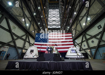 Auf diesem Foto, veröffentlicht von der National Aeronautics and Space Administration (NASA) NASA Direktor, Robert Lightfoot, begrüßt die Gäste und stellt US-Vize-Präsident Mike Pence, Donnerstag, 6. Juli 2017, im Vehicle Assembly Building am NASA Kennedy Space Center (KSC) in Cape Canaveral, Florida. Vice President Mike Pence soll auch sprechen bei der Veranstaltung um Innovationen made in Amerika zu markieren und eine Tour durch einige der öffentlich-privaten Partnerschaft arbeiten, die dazu beiträgt, um das Zentrum in einen Multi-User-Raumhafen zu verwandeln. Obligatorische Credit: Aubrey Gemignani/NASA über CNP/me Stockfoto