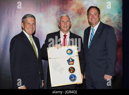 Auf diesem Foto, veröffentlicht von der National Aeronautics and Space Administration (NASA) erhält US-Vize-Präsident Mike Pence eine Gedenk-Montage von Kennedy Space Center (KSC) Regisseur, Robert Cabana, links, und handeln NASA-Administrator, Robert Lightfoot, rechts, einschließlich der Aufkleber auf der Rückseite aller Cabana Missionen, Donnerstag, 6. Juli 2017, in den grünen Raum am KSC in Cape Canaveral , Florida. Vice President Mike Pence wird voraussichtlich sprechen bei der Veranstaltung hervorheben Innovationen made in Amerika und eine Tour durch einige der öffentlich-privaten Partnerschaft arbeiten, die dazu beiträgt, th zu verwandeln Stockfoto