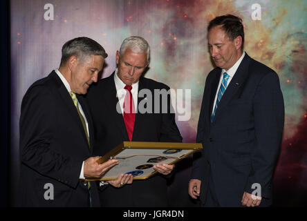 Auf diesem Foto, veröffentlicht von der National Aeronautics and Space Administration (NASA) erhält Vereinigte Staaten Vizepräsident Mike Pence eine Festschrift Montage einschließlich eine Flagge Indiana vertreten, die im Raum, von der NASA Kennedy Space Center (KSC) Regisseur Robert Cabana, links, und handeln NASA-Administrator, Robert Lightfoot, Recht, Donnerstag, 6. Juli 2017, in den grünen Raum bei der NASA Kennedy Space Center (KSC) in Cape Canaveral geflogen wurde der Vizepräsident Heimatstadt , Florida. Vice President Mike Pence wird voraussichtlich bei der Veranstaltung zu Innovationen made in Amerika zu markieren und eine Tour durch einige sprechen Stockfoto