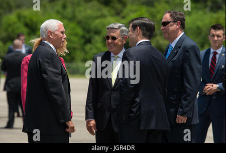 Auf diesem Foto, veröffentlicht von der National Aeronautics and Space Administration (NASA) Vereinigte Staaten Vizepräsident Mike Pence, links, grüßt handeln NASA-Administrator Robert Lightfoot, rechts, und Direktor des Kennedy Space Center, Robert Cabana, zweiter von links, mit US-Senator Marco Rubio (Republikanische von Florida), Zentrum, nach der Ankunft am Shuttle Landing Facility (SLF) um Innovationen made in Amerika zu markieren und eine Tour durch einige der öffentlich-privaten Partnerschaft arbeiten, die dazu beiträgt, Kennedy Space Center (KSC) in eine Multi-User zu verwandeln Spaceport auf Donnerstag, 6. Juli 2017 in Cape Canaveral, Florid Stockfoto