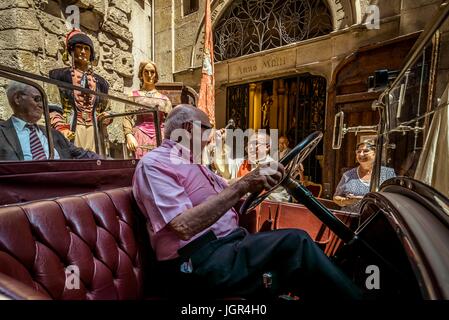 Barcelona, Spanien. 10. Juli 2017. Ein Fahrer und seine Oldtimer sind gesegnet von Vater GABRIEL auf St. Christophorus, dem Schutzpatron von Fahrzeugen und Reisende, wie sie die Saint Christopher Chapel in Barcelonas gotischen Viertel Credit pass: Matthias Oesterle/Alamy Live News Stockfoto