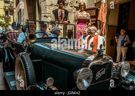 Barcelona, Spanien. 10. Juli 2017. Vater GABRIEL segnet einen Oldtimer und sein Fahrer vor der Saint Christopher Chapel in Saint Christopher Day, dem Schutzpatron von Fahrzeugen und Reisende, in Barcelonas gotischen Viertel Credit: Matthias Oesterle/Alamy Live News Stockfoto