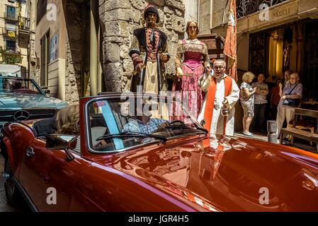 Barcelona, Spanien. 10. Juli 2017. Vater GABRIEL segnet einen Oldtimer und sein Fahrer vor der Saint Christopher Chapel in Saint Christopher Day, dem Schutzpatron von Fahrzeugen und Reisende, in Barcelonas gotischen Viertel Credit: Matthias Oesterle/Alamy Live News Stockfoto