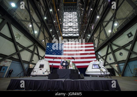 Auf diesem Foto, veröffentlicht von der National Aeronautics and Space Administration (NASA) NASA Direktor, Robert Lightfoot, begrüßt die Gäste und stellt US-Vize-Präsident Mike Pence, Donnerstag, 6. Juli 2017, im Vehicle Assembly Building am NASA Kennedy Space Center (KSC) in Cape Canaveral, Florida. Vice President Mike Pence soll auch sprechen bei der Veranstaltung um Innovationen made in Amerika zu markieren und eine Tour durch einige der öffentlich-privaten Partnerschaft arbeiten, die dazu beiträgt, um das Zentrum in einen Multi-User-Raumhafen zu verwandeln. Obligatorische Credit: Aubrey Gemignani/NASA über CNP- Stockfoto