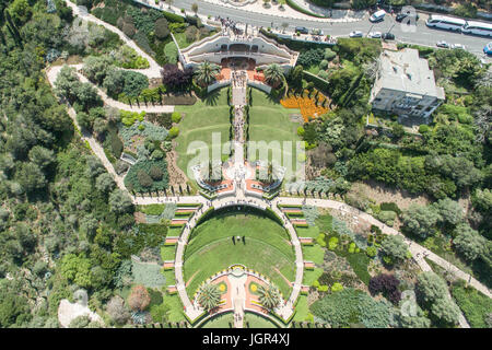 Jerusalem, Israel. 15. April 2017. Touristen besuchen Gärten in Haifa, Israel, am 15. April 2017. Nach Israels Central Bureau of Statistics verzeichneten 1,74 Millionen Touristen Einträge von Januar bis Juni 2017, um 26 Prozent gegenüber dem gleichen Zeitraum des Vorjahres. Bildnachweis: Guo Yu/Xinhua/Alamy Live-Nachrichten Stockfoto