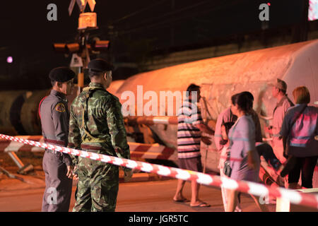 Zement Zugentgleisung in Nakhon Ratchasima, Thailand. 10. Juli 2017. Keine Verletzungen gemeldet. Stockfoto