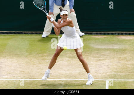 London, UK, 10. Juli 2017: spanischer Tennisspieler Garbine Muguruza in Aktion während ihr 4. rd-Match bei den Wimbledon Tennis Weltmeisterschaften 2017 bei den All England Lawn Tennis and Croquet Club in London. Bildnachweis: Frank Molter/Alamy Live-Nachrichten Stockfoto