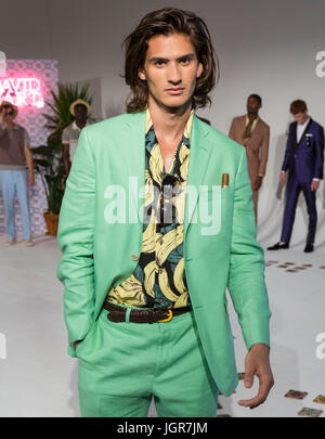 New York, USA. 10. Juni 2017. Ein Modell geht die Start-und Landebahn auf der David Hart Show während der New York Fashion Woche Herren s/s 2018 bei Dune Studio Credit: Ovidiu Hrubaru/Alamy Live News Stockfoto