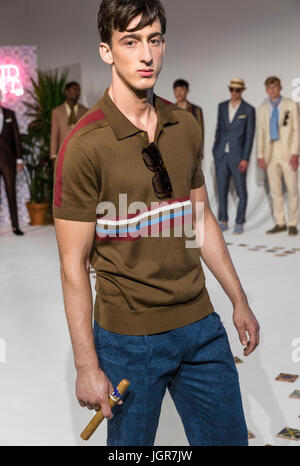 New York, USA. 10. Juni 2017. Ein Modell geht die Start-und Landebahn auf der David Hart Show während der New York Fashion Woche Herren s/s 2018 bei Dune Studio Credit: Ovidiu Hrubaru/Alamy Live News Stockfoto