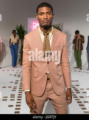 New York, USA. 10. Juni 2017. Ein Modell geht die Start-und Landebahn auf der David Hart Show während der New York Fashion Woche Herren s/s 2018 bei Dune Studio Credit: Ovidiu Hrubaru/Alamy Live News Stockfoto