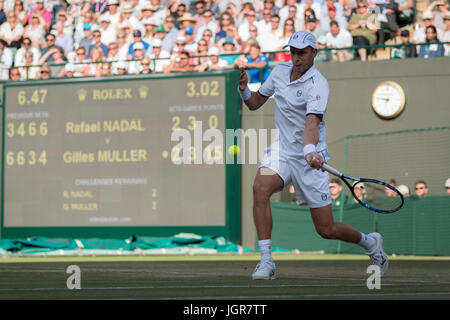 Wimbledon, London, UK. 10. Juli 2017. Die Wimbledon Tennis Weltmeisterschaften 2017 statt auf The All England Lawn Tennis and Croquet Club, London, England, UK. Herren Einzel - vierte Runde Rafael Nadal (ESP) [4] V Gilles Muller (LUX) [16] auf Nein! Gericht. Im Bild:-Gilles Muller. Bildnachweis: Duncan Grove/Alamy Live-Nachrichten Stockfoto