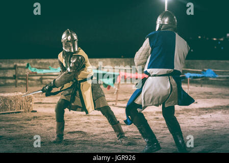 Zwei Ritter kämpfen beim Mittelalterfest in Elvas, Portugal Stockfoto