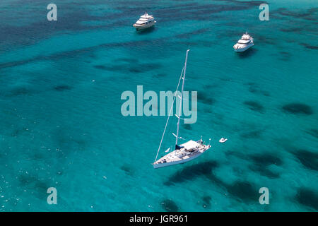 Luftaufnahme von Segeln und Yachten am herrlichen Strand mit Türkis und transparenten Meer. Costa Smeralda, Sardinien, Italien. Stockfoto