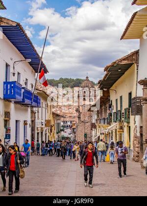 Cusco Peru Straße mit Menschen und eine peruanische Flagge in Cuzco, Peru, Südamerika. Stockfoto