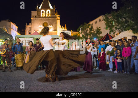 Elvas, Portugal - 30. Juni 2017; Mittelalterliche Tänzer, Teilnahme an Mittelalterfest von Elvas, Portugal Stockfoto