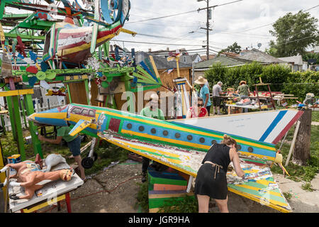 Hamtramck, Michigan - freiwillige Arbeit zur Wiederherstellung Hamtramck Disneyland, eine Volkskunst-Installation in seinem Hinterhof von ukrainischen Einwanderer gebaut und in den Ruhestand Stockfoto