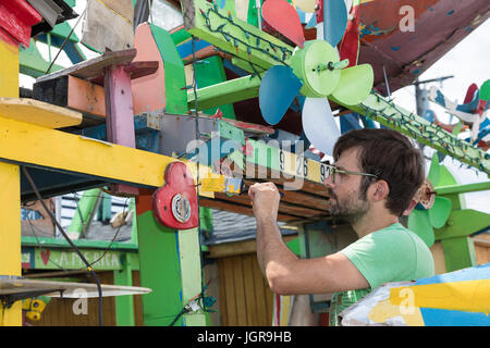 Hamtramck, Michigan - freiwillige Arbeit zur Wiederherstellung Hamtramck Disneyland, eine Volkskunst-Installation in seinem Hinterhof von ukrainischen Einwanderer gebaut und in den Ruhestand Stockfoto