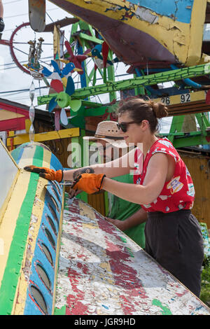 Hamtramck, Michigan - freiwillige Arbeit zur Wiederherstellung Hamtramck Disneyland, eine Volkskunst-Installation in seinem Hinterhof von ukrainischen Einwanderer gebaut und in den Ruhestand Stockfoto