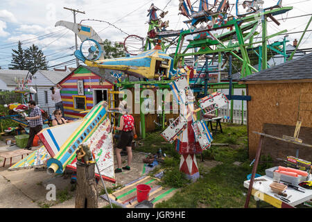 Hamtramck, Michigan - freiwillige Arbeit zur Wiederherstellung Hamtramck Disneyland, eine Volkskunst-Installation in seinem Hinterhof von ukrainischen Einwanderer gebaut und in den Ruhestand Stockfoto