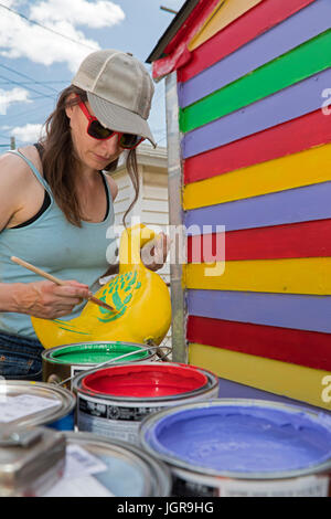 Hamtramck, Michigan - freiwillige Arbeit zur Wiederherstellung Hamtramck Disneyland, eine Volkskunst-Installation in seinem Hinterhof von ukrainischen Einwanderer gebaut und in den Ruhestand Stockfoto