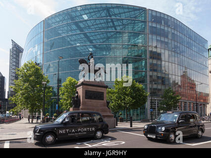 Zwei Taxis passieren die Reiterstatue Prinz Albert in Holburn Zirkus. J. Sainsburys Hauptquartier im Hintergrund. Stockfoto