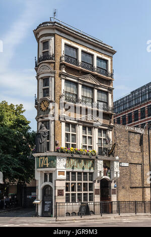 Außenseite des Black Friar Pub, ein Klasse-zwei denkmalgeschützte Gebäude 174 Queen Victoria Street, City of London, England, Vereinigtes Königreich. Erbaut 1875, c1905 umgebaut. Stockfoto