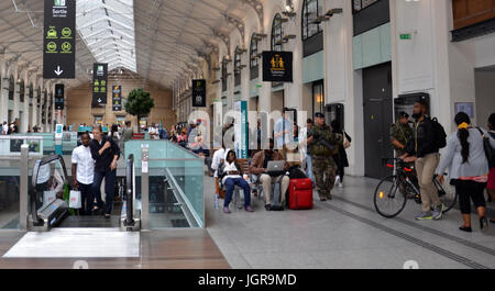 PARIS - AUG 10: Militär Polizeistreife am Gare Saint-Lazare in Paris, Frankreich am 10. August 2016. Stockfoto