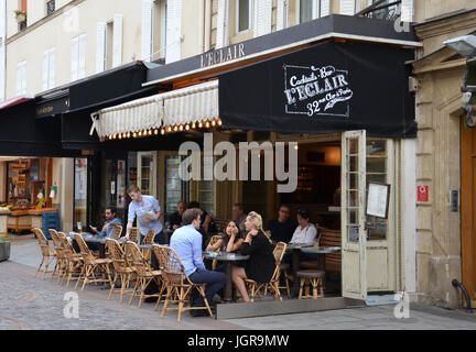 PARIS - 5 AUG: Gönner in einem Straßencafé in Paris, Frankreich am 5. August 2016. Stockfoto