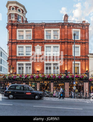 ComCab Taxi The Railway Tavern, einem viktorianischen Pub in in The Quadrant, Richmond, Greater London, England, UK Stockfoto