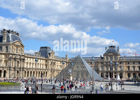 PARIS - AUG 12: Der Louvre Museum in Paris, Frankreich, hier am 12. August 2016, ist das weltweit größte Museum gezeigt. Stockfoto