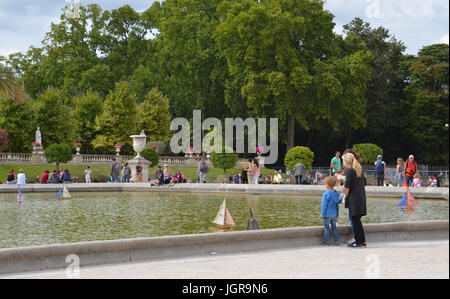 PARIS - AUG 12: Besucher Uhr Boote auf die Fontäne im Jardin du Luxembourg in Paris, Frankreich am 12. August 2016. Der Garten wurde im Jahre 1612 angelegt. Stockfoto