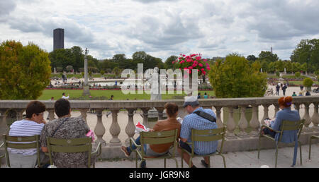 PARIS - AUG 12: Besucher sitzen im Jardin du Luxembourg in Paris, Frankreich am 12. August 2016. Der Garten wurde im Jahre 1612 angelegt. Stockfoto