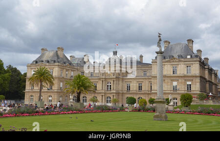 PARIS - AUG 12: Eine Taube sitzt oben auf eine Statue im Jardin du Luxembourg in Paris, Frankreich am 12. August 2016. Stockfoto