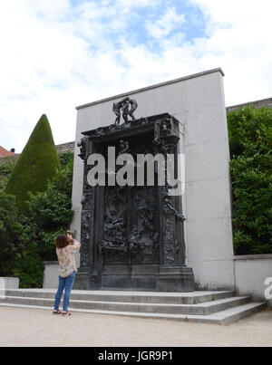 PARIS - AUG 3: Ein Besucher fotografiert die Tore der Hölle auf dem Musée Rodin in Paris, Frankreich, wird hier auf 3. August 2016 angezeigt. Stockfoto