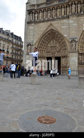 PARIS - AUG 11: Nullpunkt, außen Kathedrale Notre-Dame in Paris, Frankreich am 11. August 2016 erscheint hier. Es ist die Markierung aus dem Abstand Stockfoto