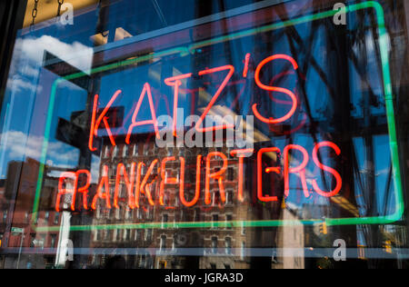 Neon-Schild im Fenster Katz es Deli sagt Würstchen im Angebot auf der Lower Eastside von New York City Stockfoto