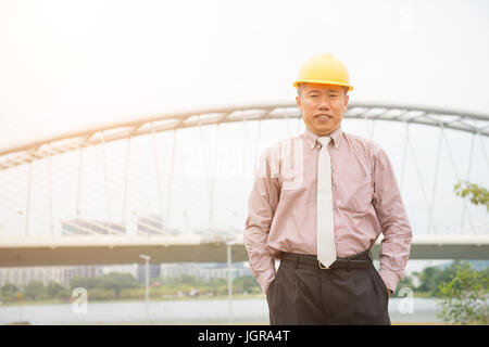 Asiengeschäft senior Architekt im Helm Stockfoto