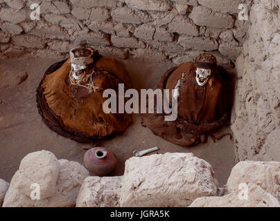 Mumien sitzen in ihrem Grab auf dem alten Chauchilla Friedhof in Nazca, Peru Stockfoto