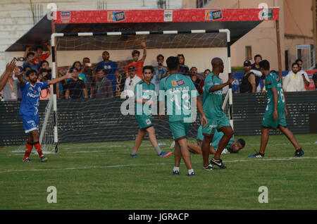 Lahore, Pakistan. 10. Juli 2017. Fußballnationalspieler beteiligen sich während eines freundlichen Fußballspiels Stadium Festung Lahore. Brasilianischen Helden Ronaldinho, ehemalige Manchester United tapferen Ryan Giggs, ehemaliger England Torhüter David James, niederländische Star George Boateng, ehemalige französische Spieler Robert Pires und Nicolas Anelka und Portugiese Luis Boa Morte erreicht der Landeshauptstadt zu einem freundlichen Fußballspiel spielen. Bildnachweis: Rana Sajid Hussain/Pacific Press/Alamy Live-Nachrichten Stockfoto