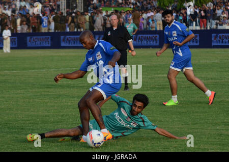 Lahore, Pakistan. 10. Juli 2017. Fußballnationalspieler beteiligen sich während eines freundlichen Fußballspiels Stadium Festung Lahore. Brasilianischen Helden Ronaldinho, ehemalige Manchester United tapferen Ryan Giggs, ehemaliger England Torhüter David James, niederländische Star George Boateng, ehemalige französische Spieler Robert Pires und Nicolas Anelka und Portugiese Luis Boa Morte erreicht der Landeshauptstadt zu einem freundlichen Fußballspiel spielen. Bildnachweis: Rana Sajid Hussain/Pacific Press/Alamy Live-Nachrichten Stockfoto