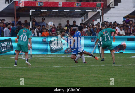 Lahore, Pakistan. 10. Juli 2017. Fußballnationalspieler beteiligen sich während eines freundlichen Fußballspiels Stadium Festung Lahore. Brasilianischen Helden Ronaldinho, ehemalige Manchester United tapferen Ryan Giggs, ehemaliger England Torhüter David James, niederländische Star George Boateng, ehemalige französische Spieler Robert Pires und Nicolas Anelka und Portugiese Luis Boa Morte erreicht der Landeshauptstadt zu einem freundlichen Fußballspiel spielen. Bildnachweis: Rana Sajid Hussain/Pacific Press/Alamy Live-Nachrichten Stockfoto