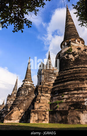 Schöne Aussicht auf asiatischen Sakralarchitektur alten Pagoden im Wat Phra Sri Sanphet Historical Park, Ayutthaya Provinz, Thailand, Südostasien. Stockfoto