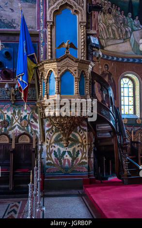 Dekorierte Puplit der rumänischen orthodoxen Dreifaltigkeits-Kathedrale im historischen Zentrum von Sibiu Stadt der Region Transsilvanien, Rumänien Stockfoto