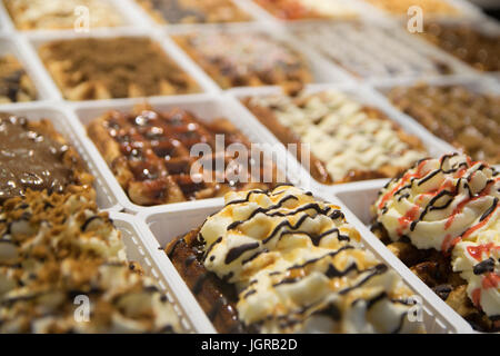 Traditionelle belgische Waffeln auf Platten verkaufen Ecke Bäckerei essfertig Stockfoto